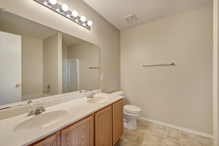 Photo 14 of 22 - 4901 Parkview Hills Ln, Fort Worth, TX 76179