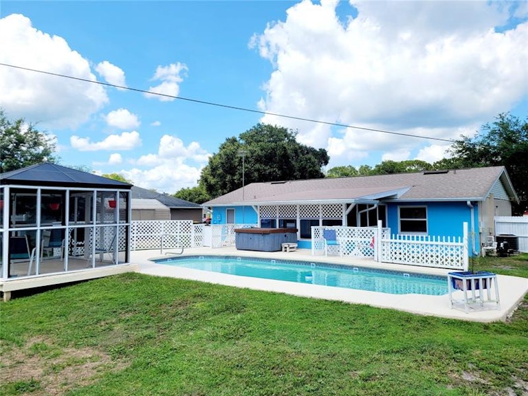 Photo 21 of 23 - 2404 Delrose Dr E, Lakeland, FL 33805
