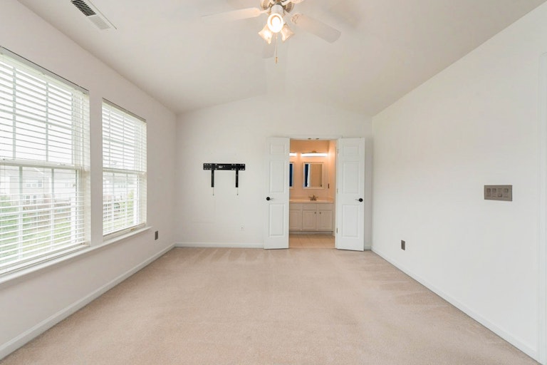 Photo 13 of 19 - 904 Sutter Gate Ln, Morrisville, NC 27560
