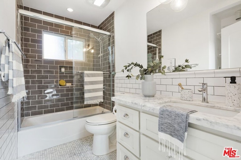 Photo 46 of 49 - 641 N Mariposa Ave, Los Angeles, CA 90004