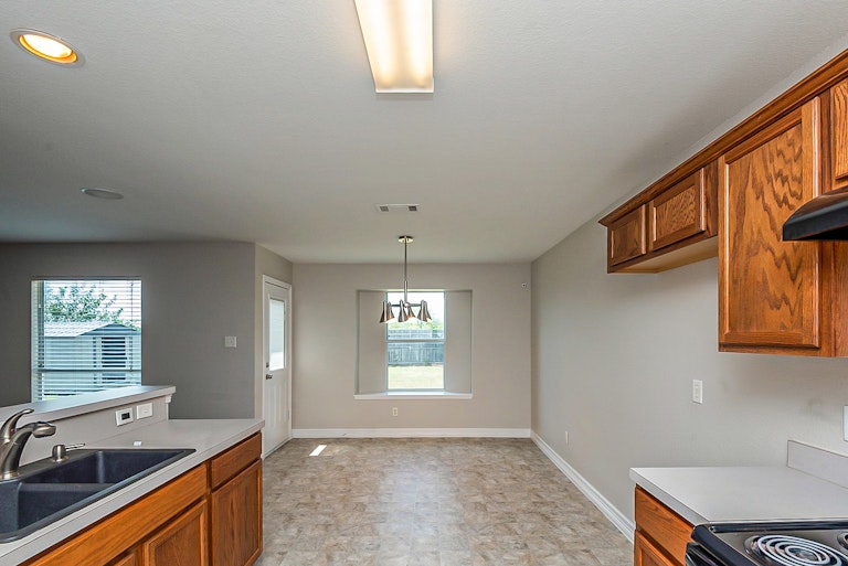 Photo 8 of 20 - 317 Oxford St, Burleson, TX 76028