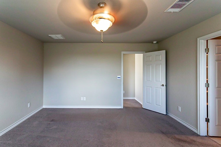 Photo 15 of 22 - 5602 Burr Blf, San Antonio, TX 78266
