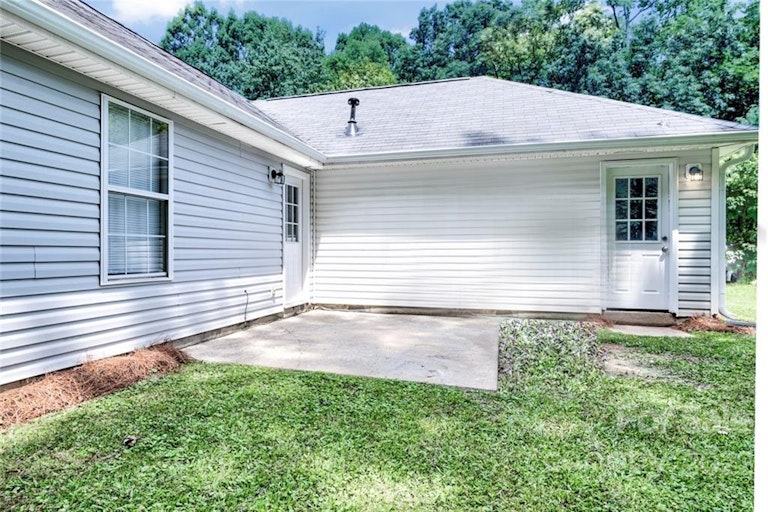 Photo 16 of 18 - 7731 Ivy Hollow Dr, Charlotte, NC 28227