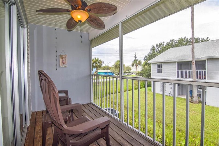 Photo 16 of 29 - 252 Sea Mist Dr, Treasure Island, FL 33706