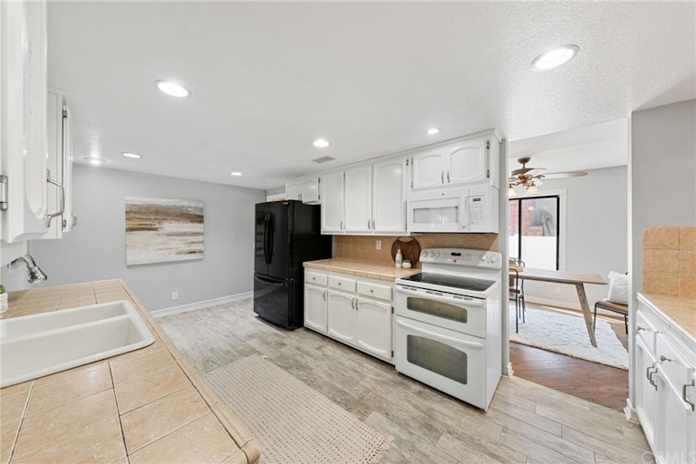 Photo 18 of 41 - 23725 Schooner Dr, Canyon Lake, CA 92587