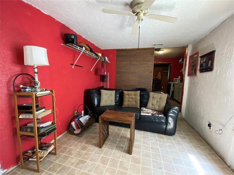 Photo 6 of 19 - 548 Elston Dr, Dallas, TX 75232