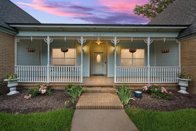 Photo 4 of 40 - 5607 Oak Branch Dr, Arlington, TX 76016