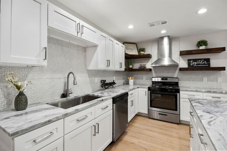 Photo 3 of 25 - 4927 Hialeah Dr, Houston, TX 77092