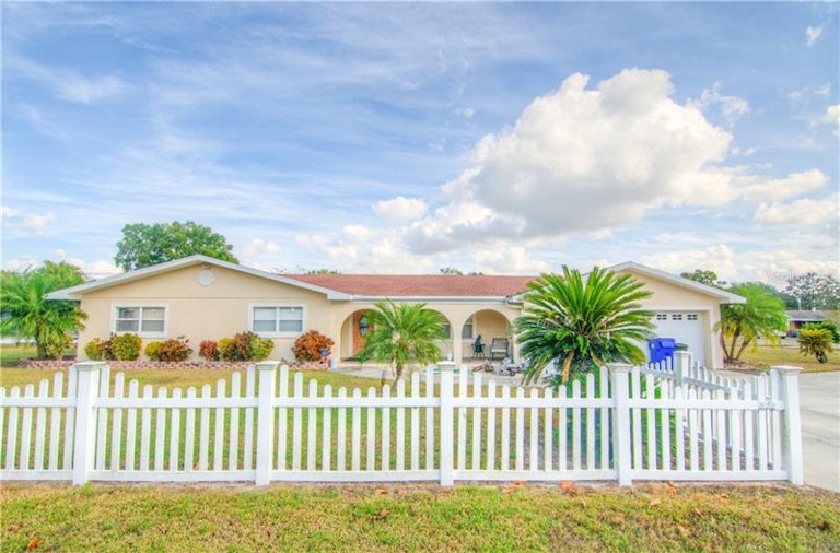 Photo 1 of 25 - 790 N 8th St, Eagle Lake, FL 33839