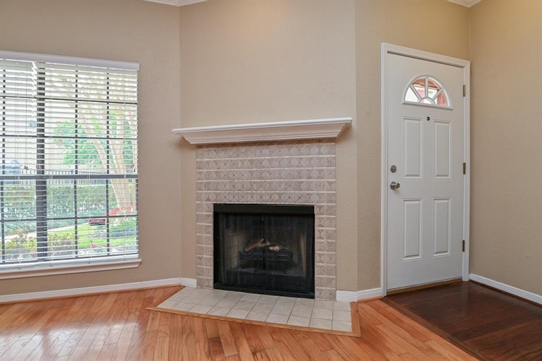 Photo 9 of 32 - 7350 Kirby Dr #37, Houston, TX 77030