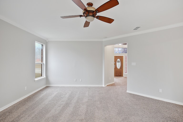 Photo 9 of 36 - 721 Whitetail Deer Ln, Crowley, TX 76036