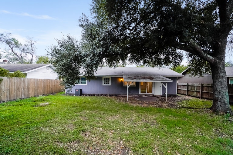 Photo 5 of 25 - 7115 Glen Trl, San Antonio, TX 78239