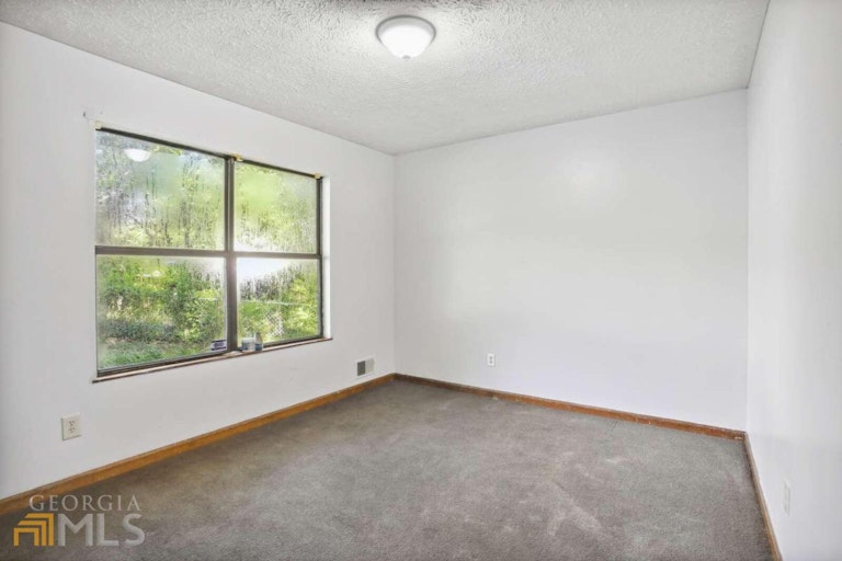 Photo 11 of 29 - 4264 Dustin Dr, Acworth, GA 30101