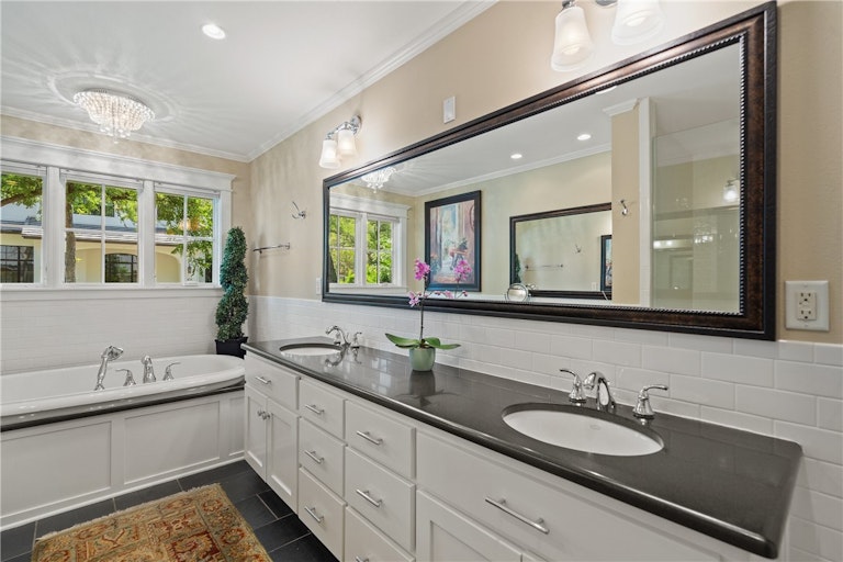 Photo 25 of 39 - 2901 Clearview Dr, Austin, TX 78703