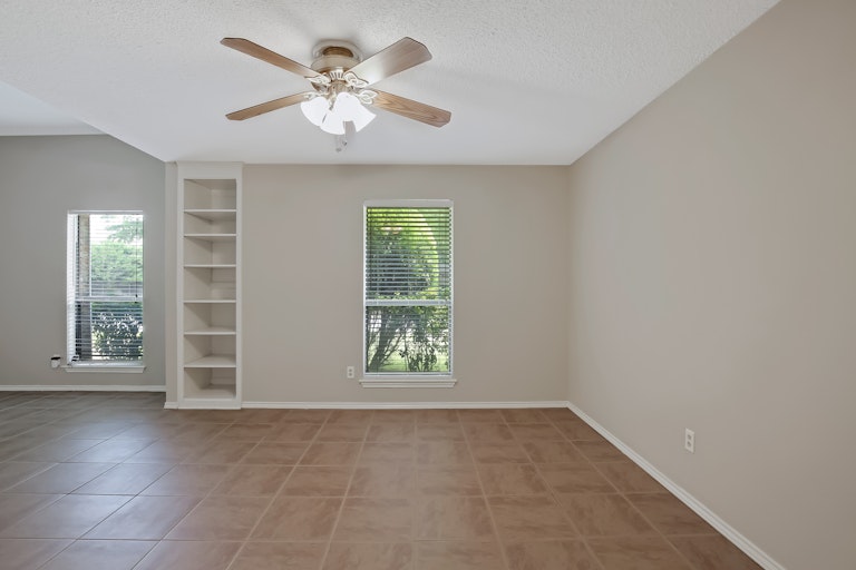 Photo 9 of 25 - 404 Rivervalley Ct, Arlington, TX 76006