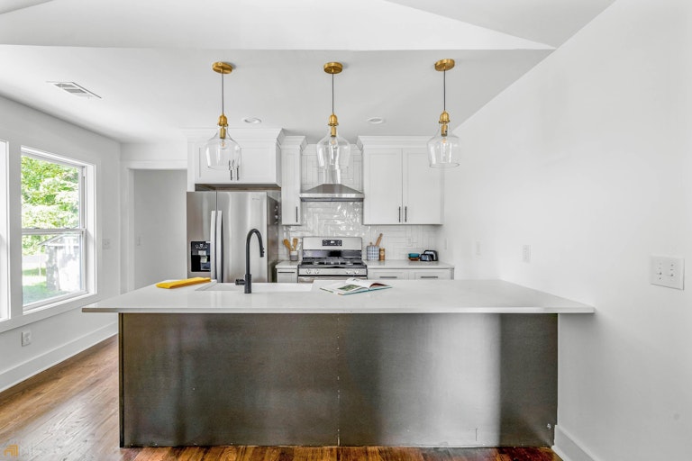 Photo 10 of 28 - 710 S Grand Ave NW, Atlanta, GA 30318