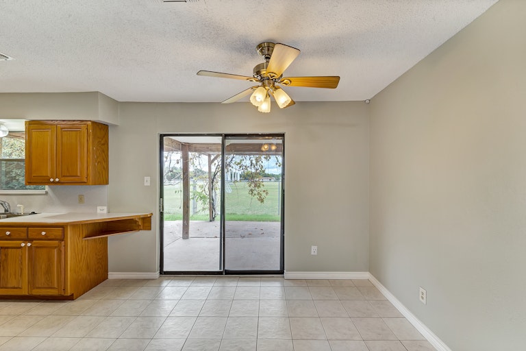 Photo 3 of 24 - 1124 Park Center Ct, Saginaw, TX 76179