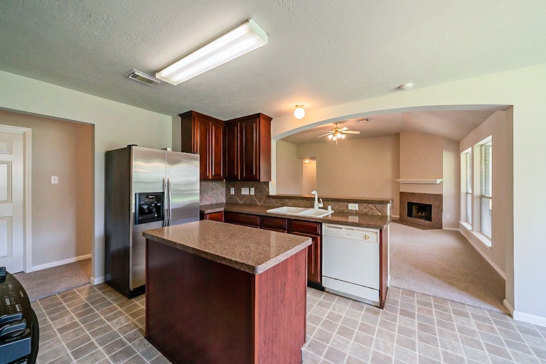 Photo 9 of 35 - 2731 Briarloch Ln, Houston, TX 77073