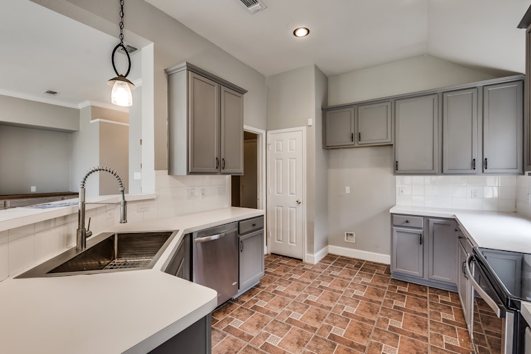 Photo 8 of 20 - 5424 Pebble Ct, McKinney, TX 75070