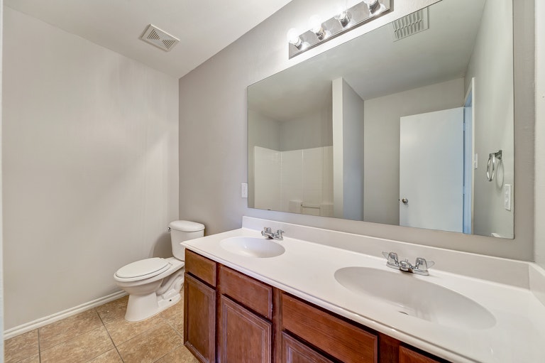 Photo 17 of 26 - 8904 Catalonia Dr, Dallas, TX 75217