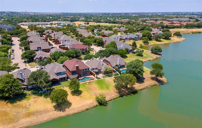 Photo 3 of 28 - 8904 Lakewood Dr, Irving, TX 75063