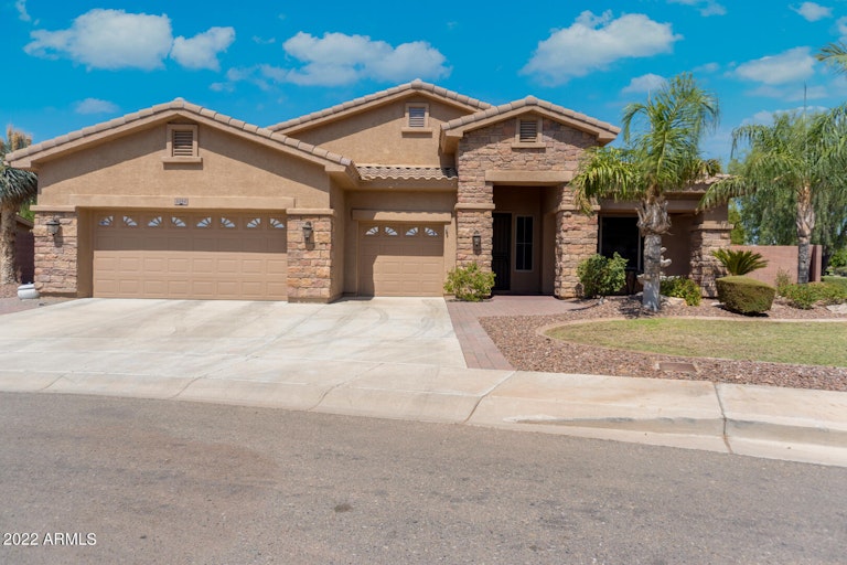 Photo 1 of 17 - 2242 W Blaylock Dr, Phoenix, AZ 85085