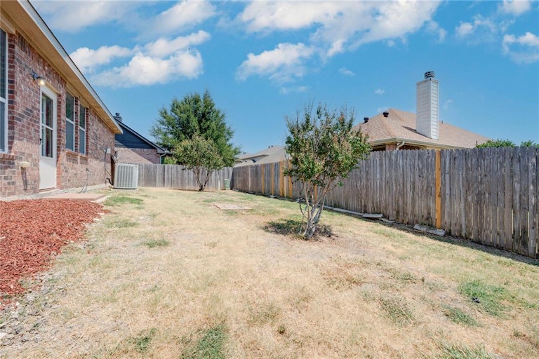 Photo 24 of 25 - 9873 Sparrow Hawk Ln, Fort Worth, TX 76108
