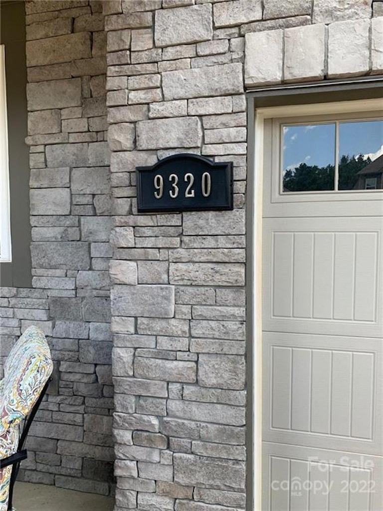 Photo 3 of 11 - 9320 Glenburn Ln, Charlotte, NC 28278