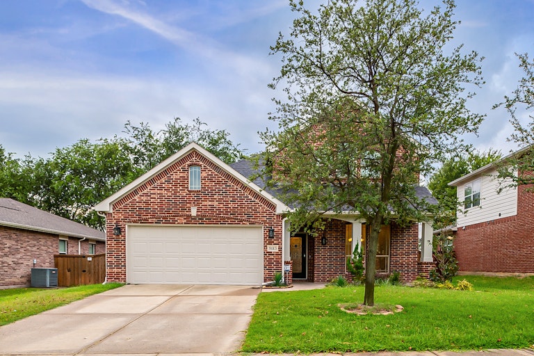 Photo 1 of 36 - 9113 Windsor Dr, Little Elm, TX 75068