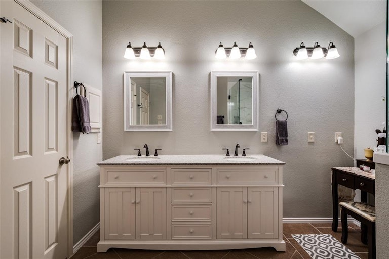 Photo 21 of 35 - 10304 Fossil Valley Dr, Fort Worth, TX 76131