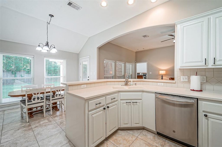 Photo 8 of 19 - 5023 Misty Ln, Pasadena, TX 77505
