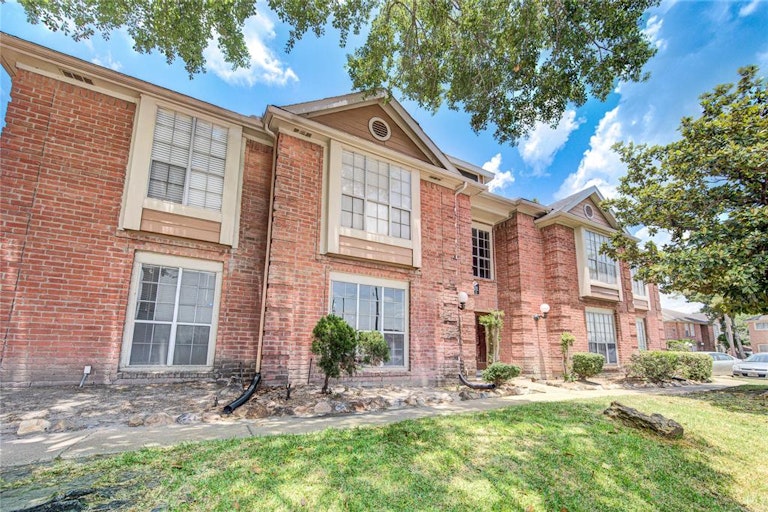 Photo 3 of 37 - 12200 Overbrook Ln #31A, Houston, TX 77077