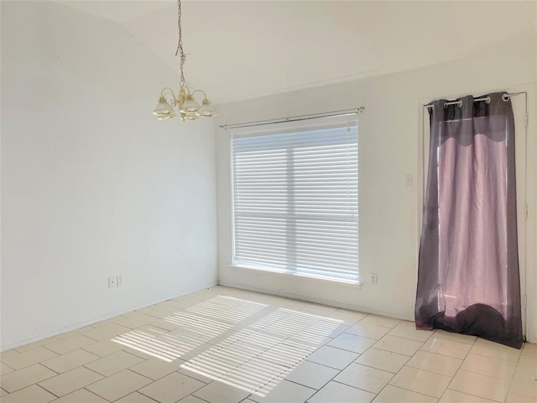 Photo 8 of 18 - 751 Rachel St, Grand Prairie, TX 75052