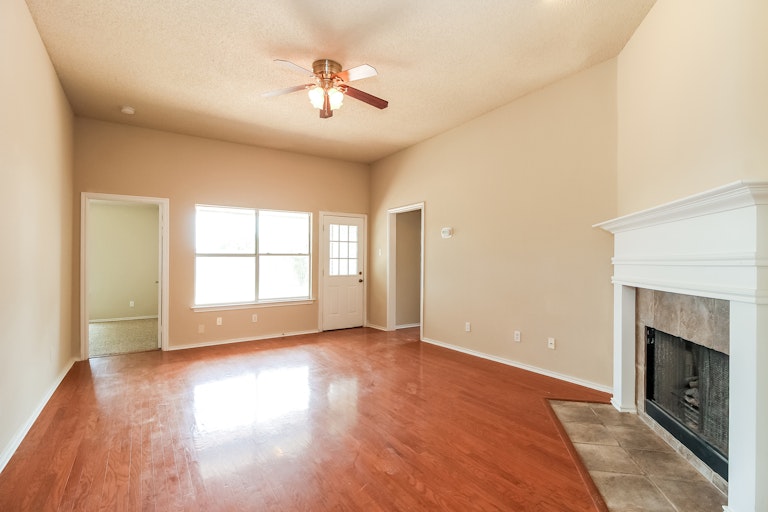 Photo 8 of 25 - 1902 Holly Springs Dr, Taylor, TX 76574