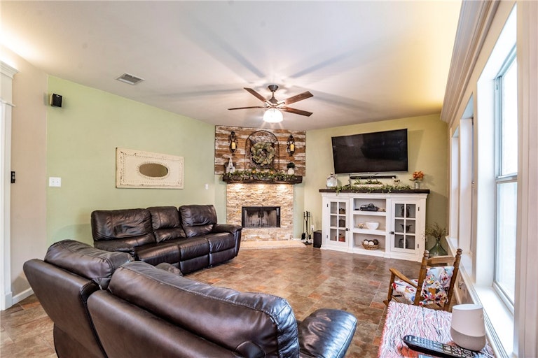 Photo 6 of 29 - 131 Castle Dr, Hutto, TX 78634