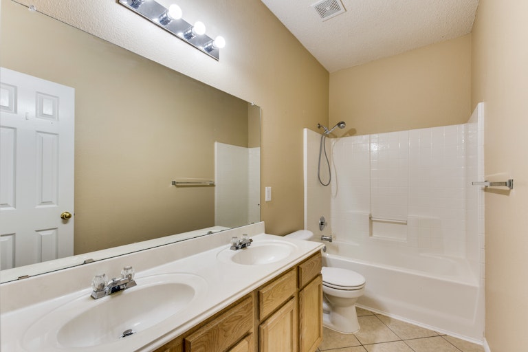 Photo 27 of 31 - 7900 Seven Oaks Ln, Denton, TX 76210