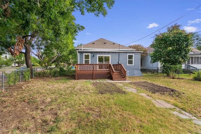 Photo 30 of 34 - 613 W 7th St, Taylor, TX 76574