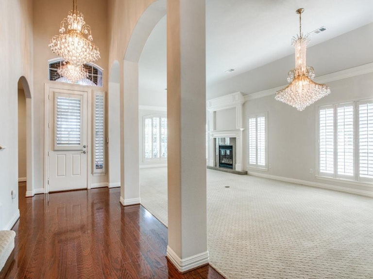 Photo 3 of 40 - 10405 Downing Dr, Denton, TX 76207