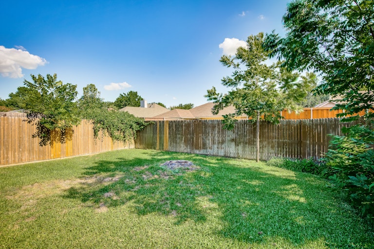 Photo 25 of 27 - 2618 Meadowridge Dr, Garland, TX 75044