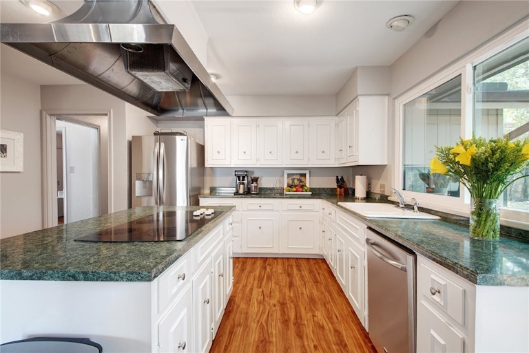 Photo 11 of 32 - 8510 Appalachian Dr, Austin, TX 78759
