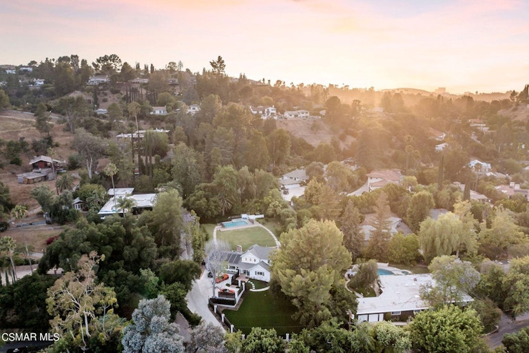 Photo 10 of 60 - 4641 Caritina Dr, Tarzana, CA 91356