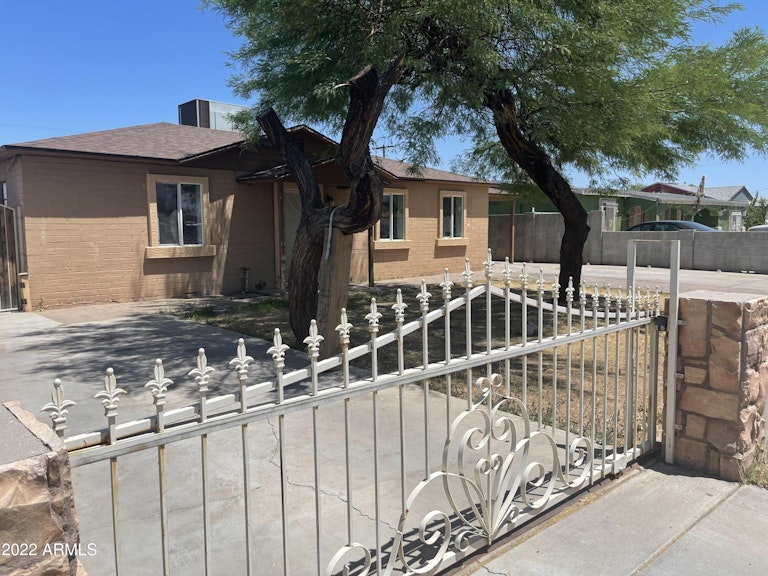 Photo 3 of 20 - 2912 W McKinley St, Phoenix, AZ 85009