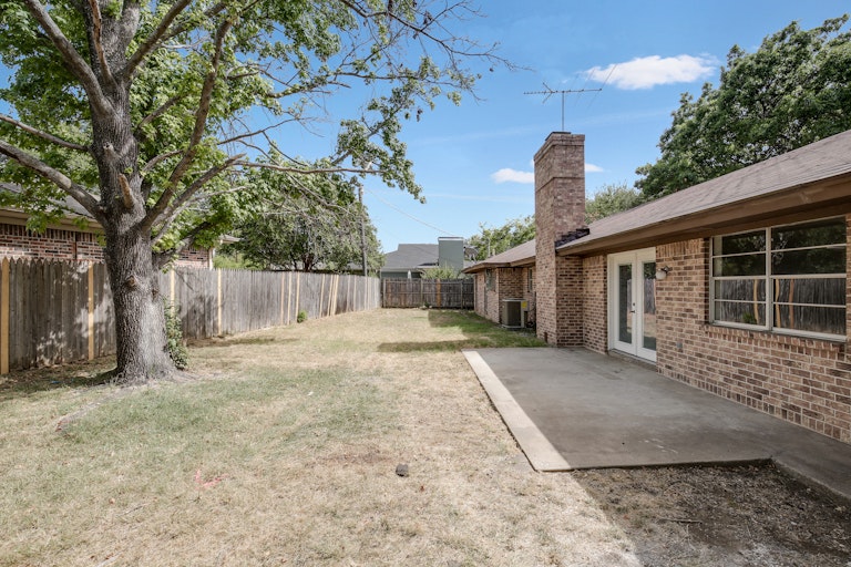Photo 5 of 25 - 5301 S Dr, Fort Worth, TX 76132