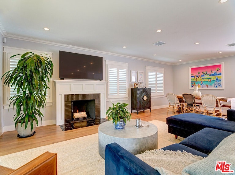 Photo 3 of 26 - 7404 Kentwood Ave, Los Angeles, CA 90045