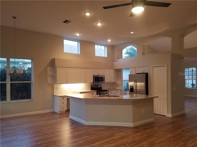 Photo 3 of 25 - 19406 Golden Slipper Pl, Lutz, FL 33558