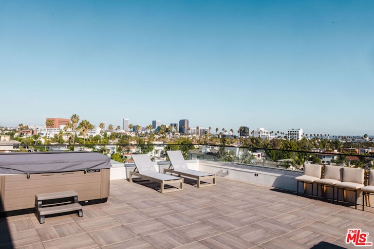 Photo 1 of 6 - 411 S Hamel Rd #405, Los Angeles, CA 90048