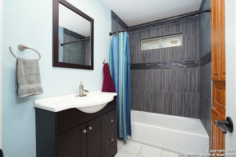 Photo 14 of 22 - 815 Stoneway Dr, San Antonio, TX 78258