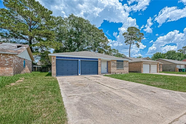 Photo 2 of 32 - 8638 Valley Flag Dr, Houston, TX 77078
