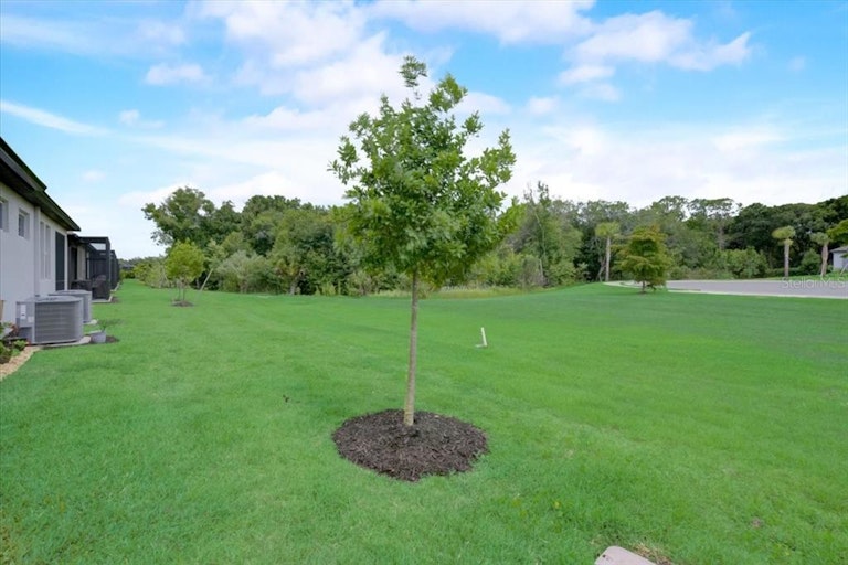 Photo 27 of 38 - 6026 Amberly Dr, Bradenton, FL 34208