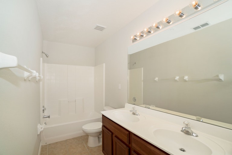 Photo 16 of 17 - 10472 Eastpark Woods Dr, Orlando, NC 32832